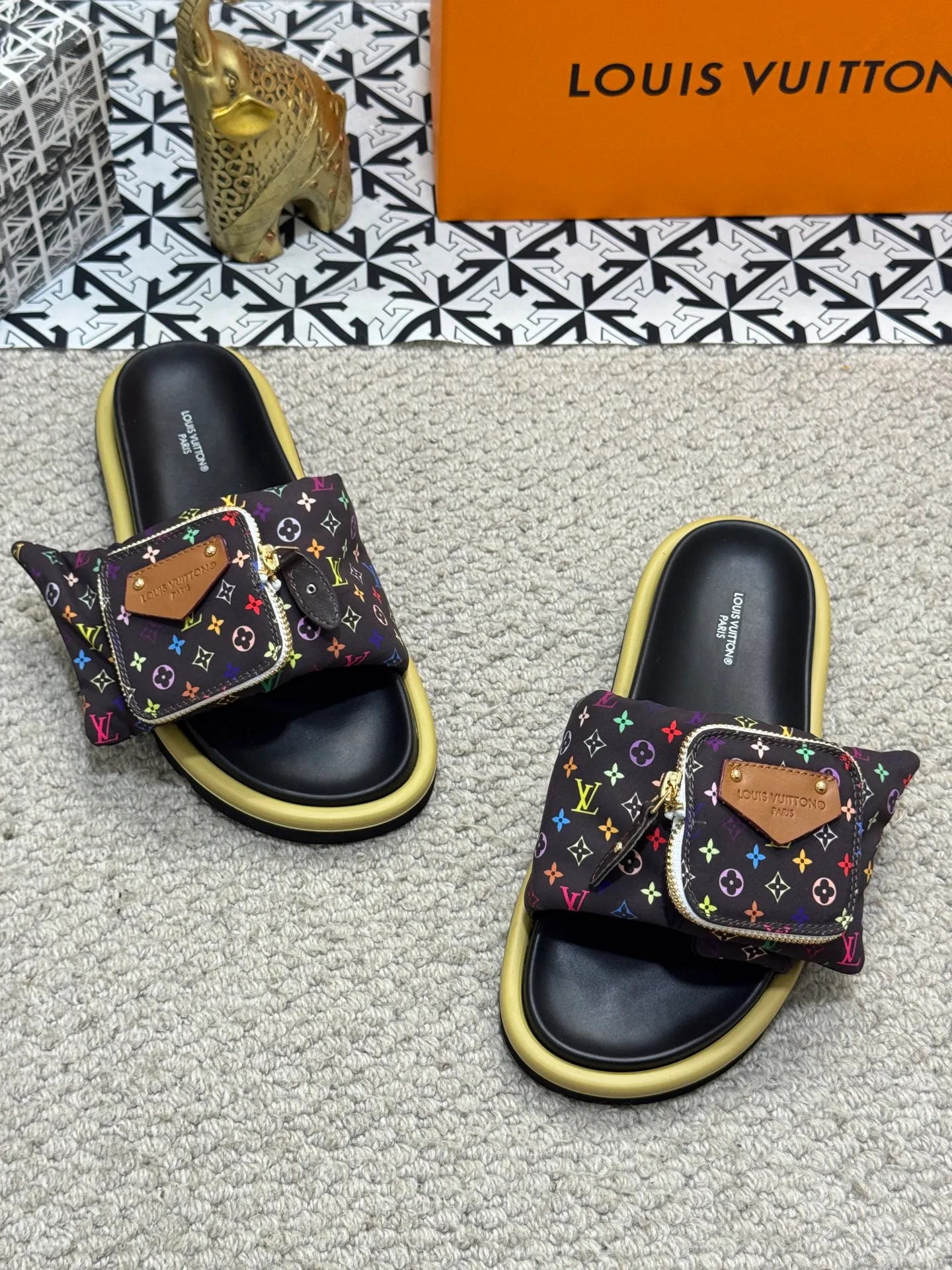 Men's shoes 💰400 [New style] 🦇🦇Top original order [Louis Vuitton] Couple style 👫Spring and summer style🎯🎯As an active family in the fashion industry ⭐ Lv is characterized by bold innovation ⚡Fabric down cloth🔥 Combined outsole, clean and tidy ⚡Fashionable and generous🌹Multiple colors available..Size: 36-44 (45 customized